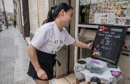 中國僑網圖為Xiao在更新當天的中文小黑板。(西班牙歐浪網)