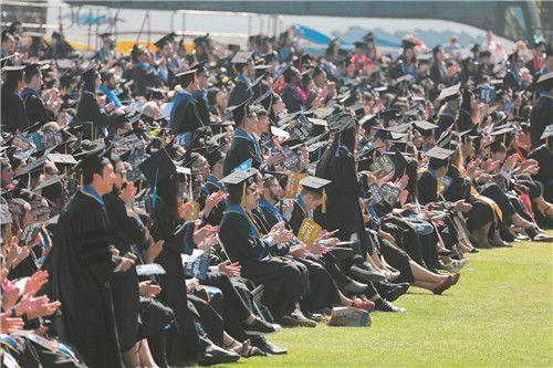 中國僑網(wǎng)中國留美學(xué)生人數(shù)不斷攀升,畢業(yè)典禮上總有不少中國學(xué)生的面孔。(美國《僑報(bào)》)
