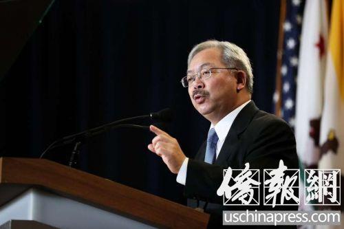 中國僑網(wǎng)李孟賢感謝舊金山第一線工作人員為保護(hù)舊金山的安全而付出的汗水和努力。(美國《僑報》/吳卓明 攝)