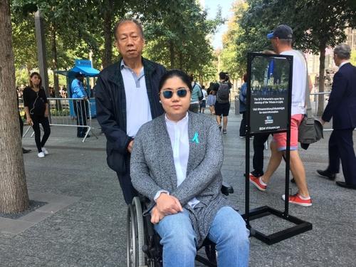 中國僑網(wǎng)柯務(wù)使(左)和柯妮可(右)父女前來緬懷柯瑞思。(美國《世界日報》/李碩 攝)