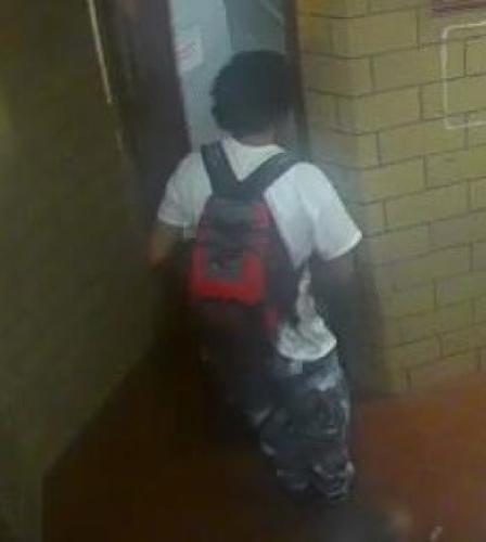 中國(guó)僑網(wǎng)兇嫌攻擊并搶走一名70歲華裔老人的所有金飾品。(美國(guó)《世界日?qǐng)?bào)》)