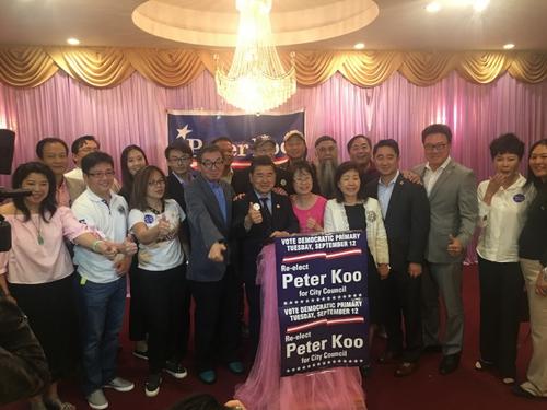 中國僑網(wǎng)初選獲勝后,顧雅明的支持者到場慶祝他邁向第三個任期。(美國《世界日報》/朱蕾 攝)