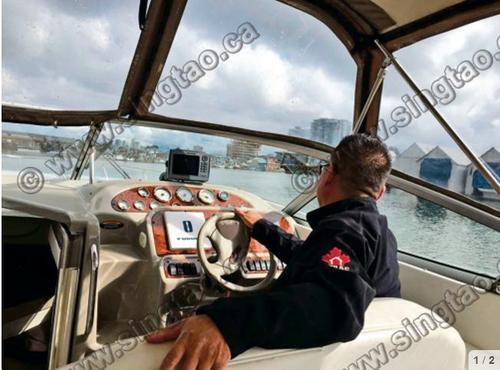 中國僑網(wǎng)“失蹤少年應(yīng)急小組”成員乘船在菲沙河上搜索。(加拿大《星島日報(bào)》/受訪者提供)