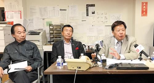 中國僑網(wǎng)李兆祥(右)呼吁市德頓街商戶9月26日前將參加中秋街會的申請交到華埠街坊會。(美國《世界日報》/黃少華 攝)