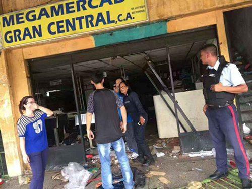 中國(guó)僑網(wǎng)資料圖:華人店鋪被哄搶。