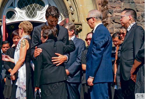 中國(guó)僑網(wǎng)杜魯多擁抱及安慰飽受喪子痛的陳家諾母親。 (加拿大《星島日?qǐng)?bào)》)