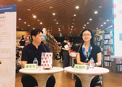 中國僑網(wǎng)張悅悅(右)和潘采夫在對談現(xiàn)場