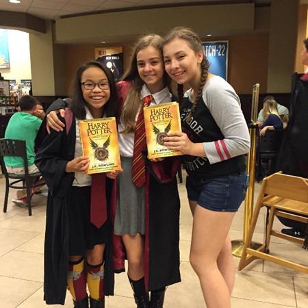 中國僑網(wǎng)剛奪得世錦賽體操金牌的摩根(左)是個忠實(shí)哈利波特迷。(美國《世界日報(bào)》援引Instagram)