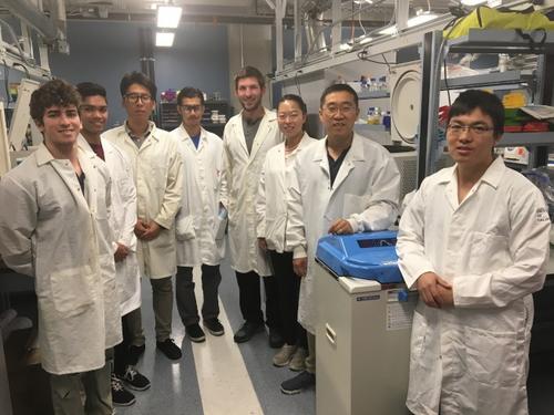 中國(guó)僑網(wǎng)葛新(右二)與研究團(tuán)隊(duì)部分成員。(美國(guó)《世界日?qǐng)?bào)》/啟鉻 攝)