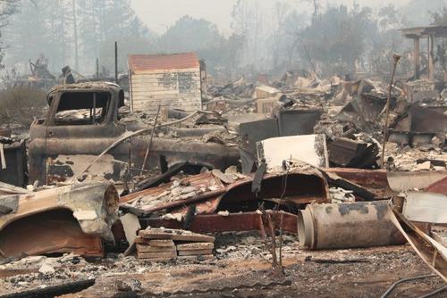 中國僑網(wǎng)圣塔羅沙的Coffey Park小區(qū)已經(jīng)燒成一片廢墟。(美國《世界日報(bào)》/李晗 攝)