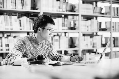 中國僑網(wǎng)圖為課堂上老師在指導中國留學生。光明圖片/視覺中國