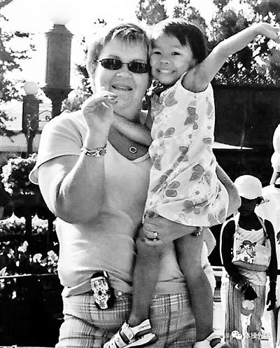 中國(guó)僑網(wǎng)摩根與養(yǎng)母在一起