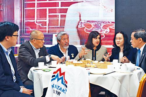 中國僑網(wǎng)共和黨候選人馬麗奧(右3) 及紐約同源會會長陳慧華(右2)。