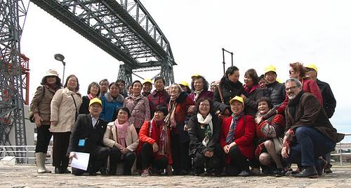 中國僑網(wǎng)旅阿老僑胞參觀了布市(阿根廷華人網(wǎng))