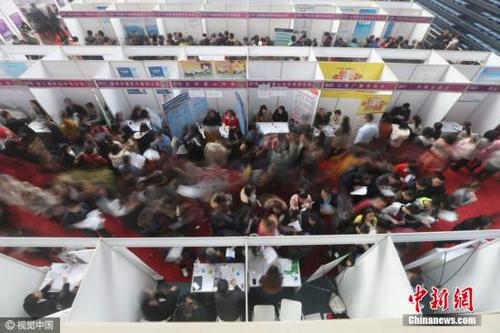 中國僑網(wǎng)資料圖:招聘會現(xiàn)場。 法制晚報楊益 攝 圖片來源:視覺中國