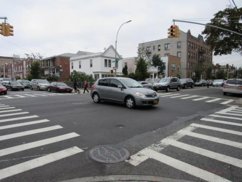 中國(guó)僑網(wǎng)劉百?lài)?yán)在飯后出門(mén)散步卻在路口遭到撞擊。(美國(guó)《世界日?qǐng)?bào)》/顏嘉瑩 攝)