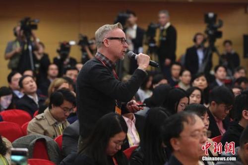 中國僑網(wǎng)資料圖:外國記者提問。 中新社記者 盛佳鵬 攝