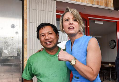 中國僑網(wǎng)工黨候選人簡納莉向亞裔選民示好。(澳大利亞《星島日報》)