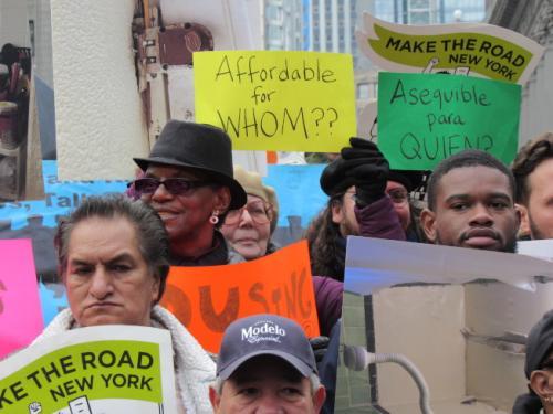 中國僑網(wǎng)民眾拿著抗議標語,希望政府能還給人民居住的權(quán)。(美國《世界日報》記者顏嘉瑩/攝影)