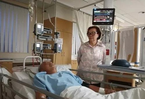 中國僑網南部非洲粵港澳總商會會長陳玉玲到醫(yī)院探望患者。(南非華人網 資料圖)