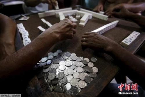 中國僑網(wǎng)資料圖:民眾正在打麻將