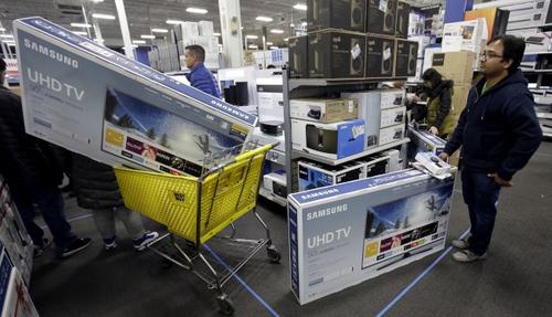 中國僑網(wǎng)民眾在紐約法拉盛百思買掃貨。(美國《世界日報》援引美聯(lián)社)