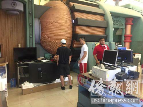 中國僑網(wǎng)鄭氏兄弟正在退換電視。(美國《僑報(bào)》記者高睿攝)