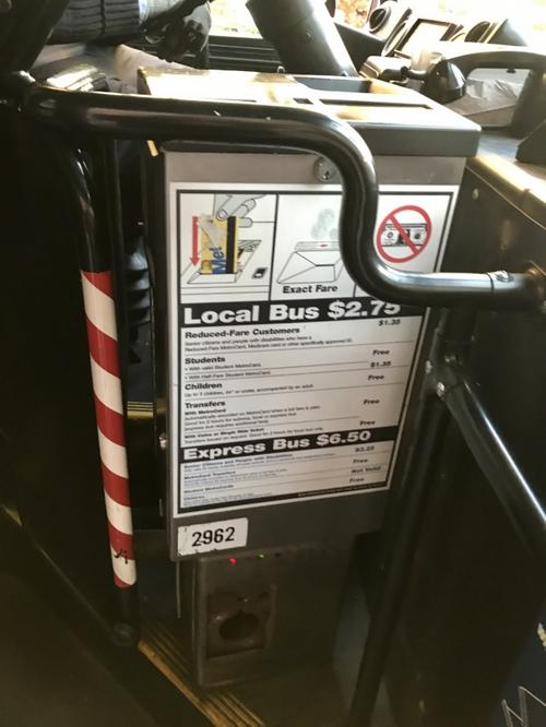 中國(guó)僑網(wǎng)公交車(chē)投幣箱(美國(guó)《世界日?qǐng)?bào)》 俞姝含/攝影)