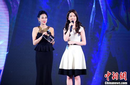 中國僑網(wǎng)資料圖:劉亦菲(右) 中新社記者 陳文 攝