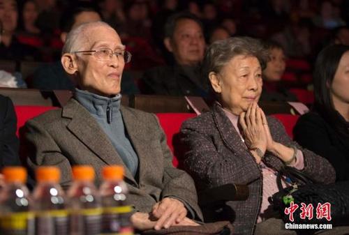 中國僑網(wǎng)資料圖:詩人余光中和夫人范我存。中新社發(fā) 駱云飛 攝