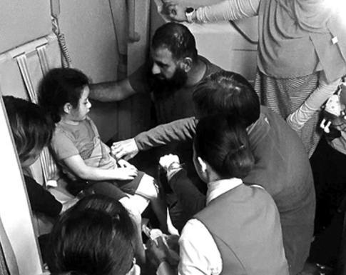 中國(guó)僑網(wǎng)眾人合力急救患病小男孩