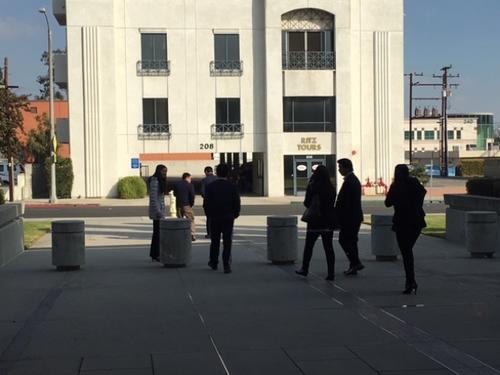 中國僑網(wǎng)李慧的家人在阿罕布拉市處理女兒后事。(美國《世界日報》/楊青 攝)