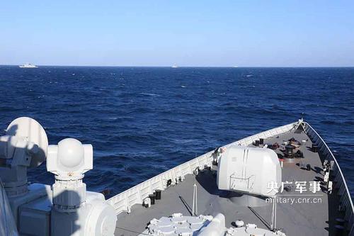 中國僑網(wǎng)第27、28批護(hù)航編隊在亞丁灣會合。劉鑫攝 攝