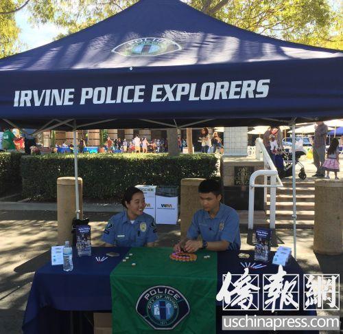 中國僑網(wǎng)爾灣警局亞裔警員便民信息臺(美國《僑報》/記者尚穎 攝)