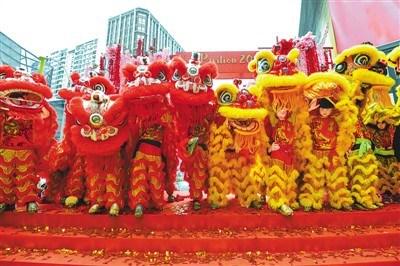 中國僑網(wǎng)圖為1月1日舞獅隊在馬來西亞吉隆坡表演。 新華社記者 張紋綜攝