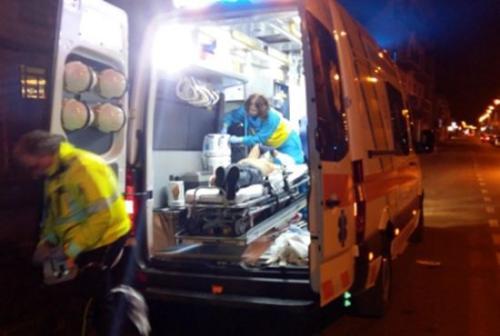 中國(guó)僑網(wǎng)救護(hù)人員緊急治療火災(zāi)中被燒傷的華人。(意大利歐聯(lián)網(wǎng))