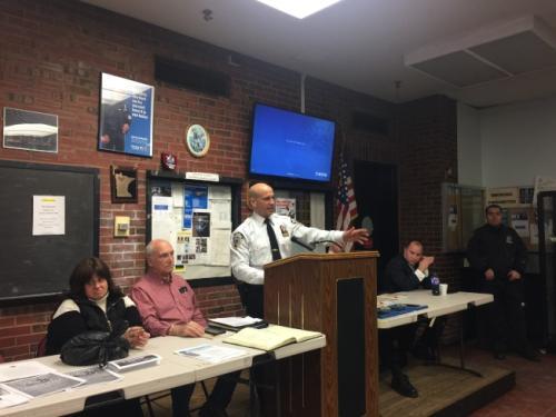 中國(guó)僑網(wǎng)何爾曼(左三)提醒民眾平時(shí)要提高警覺(jué),防止犯罪案件發(fā)生。(美國(guó)《世界日?qǐng)?bào)》記者顏嘉瑩/攝影)