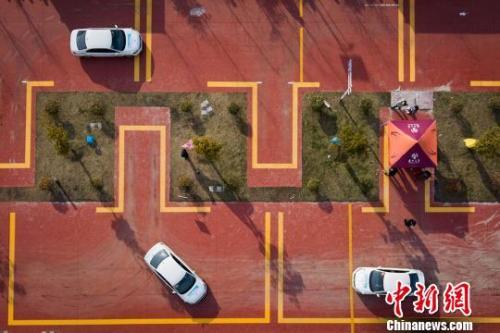 中國(guó)僑網(wǎng)資料圖:學(xué)員駕車在考場(chǎng)內(nèi)進(jìn)行實(shí)際操作。泱波 攝