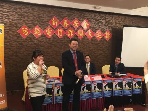 中國(guó)僑網(wǎng)張女士(左一)回憶險(xiǎn)些被騙的經(jīng)過(guò)。(美國(guó)《世界日?qǐng)?bào)》/黃伊奕 攝)