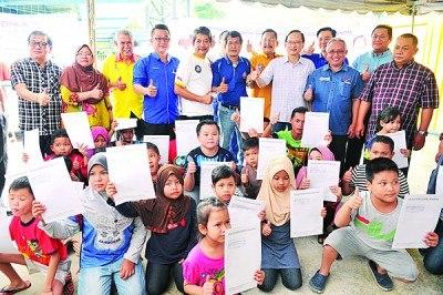 中國(guó)僑網(wǎng)丘應(yīng)權(quán)等人與學(xué)生合照。(馬來(lái)西亞《光華日?qǐng)?bào)》)