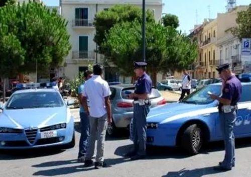 中國僑網(wǎng)圖為意大利警察例行交通檢查。(意大利歐聯(lián)網(wǎng))