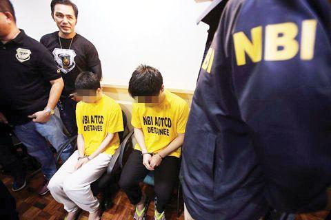 中國僑網(wǎng)圖為國調(diào)局昨日(23日)向媒體展示被控嚴(yán)重非法禁錮的兩名中國公民。(《菲律賓商報(bào)》)