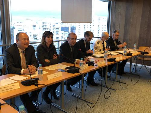 中國(guó)僑網(wǎng)當(dāng)?shù)貢r(shí)間22日,陳文雄在94省警察局參加以華人治安為主題的安全會(huì)議。 (《歐洲時(shí)報(bào)》/圖片由與會(huì)者提供)