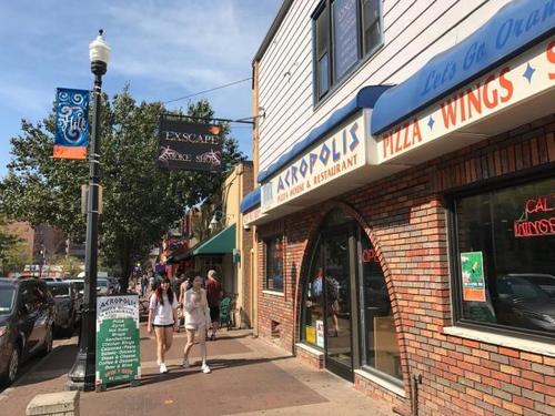 中國僑網(wǎng)雪城大學(xué)校園附近的商店