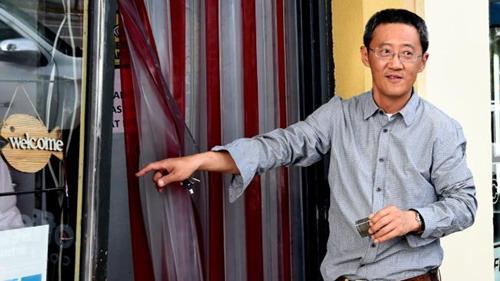 中國僑網(wǎng)墨爾本奧查德公園瓶裝酒販賣店華人老板王學(xué)強(qiáng)(澳洲新快網(wǎng)援引《先鋒太陽報(bào)》圖片)