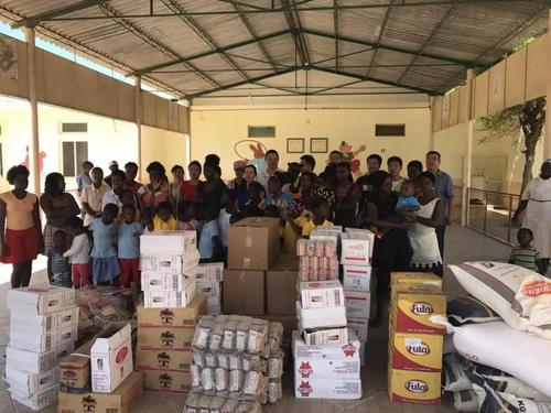 中國僑網(wǎng)捐贈(zèng)現(xiàn)場(chǎng) (《安哥拉華人報(bào)》微信公眾號(hào))