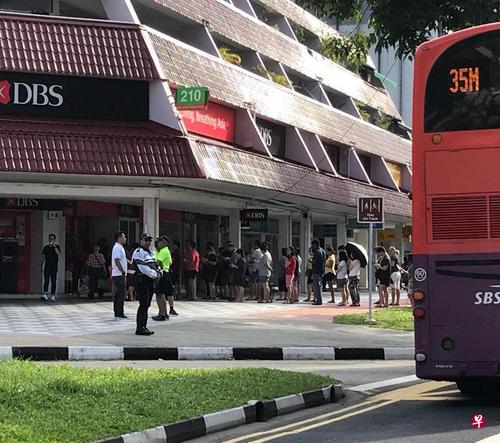 中國(guó)僑網(wǎng)大批公眾在勿洛中心外存款機(jī)排隊(duì)存錢。(新加坡《聯(lián)合早報(bào)》/陳可揚(yáng) 攝)
