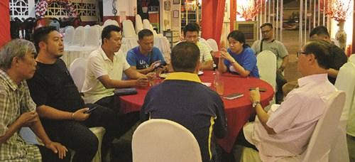 中國僑網(wǎng)張日洲巡視甘榜霹靂投票站服務(wù)中心后與工作人員交流。(馬來西亞《光華日報(bào)》)