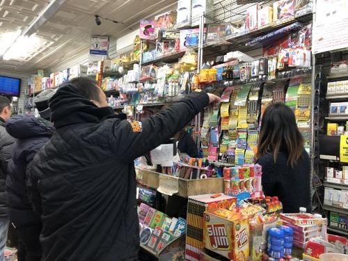 中國(guó)僑網(wǎng)8大道幸運(yùn)星商場(chǎng)日前售出一張Take 5大獎(jiǎng)樂(lè)透。(美國(guó)《世界日?qǐng)?bào)》/黃伊奕 攝)