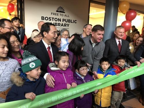 中國僑網(wǎng)波士頓公共圖書館華埠分館時隔數(shù)十載回歸,舉辦盛大開幕剪彩儀式。(美國《世界日報》/劉晨懿之 攝)